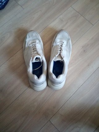 Zapatillas deportivas grises y blancas