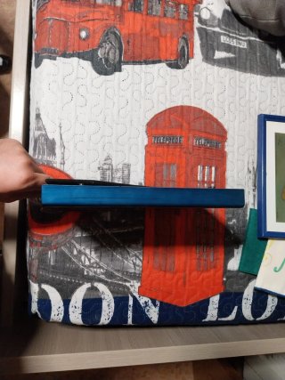 Marco de terciopelo con relieve azul y dorado