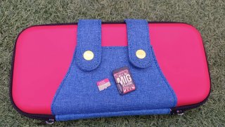 Nintendo Switch y funda Mario Bros