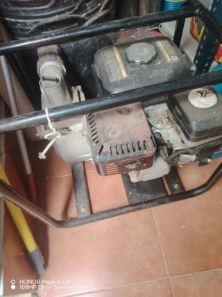Bomba de agua y goma