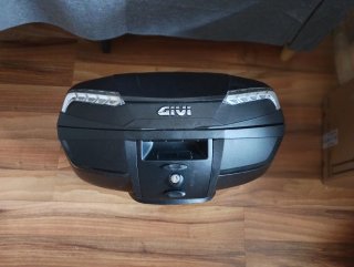 Baúl givi Moto 46L para 2 Cascos y dos cascos