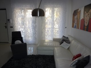 Divano angolare in pelle bianco con chaise longue