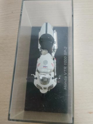 Maqueta Moto Honda VTR 1000 SP-2 + Pins