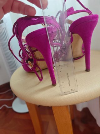 Zapatos de tacón fucsia con cordones