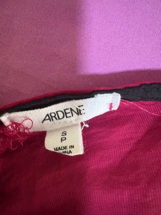 Blusa lencera fucsia con encaje negro
