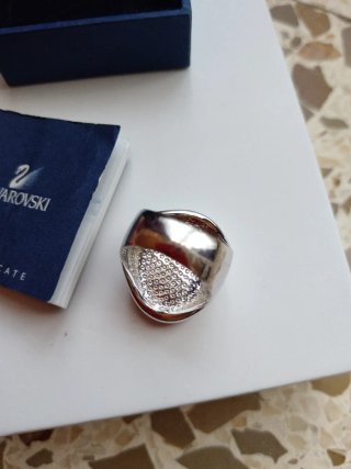 Anillo Swarovski Plata y Piedrecitas Rojas