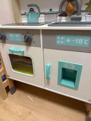 Cocinita de juguete con accesorios.