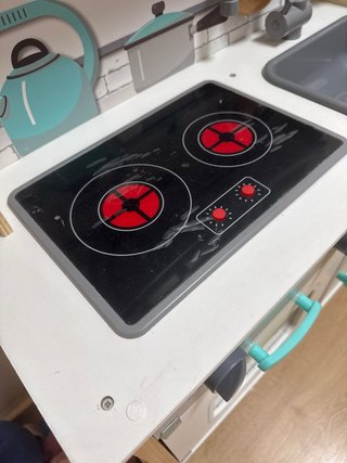 Cocinita de juguete con accesorios.