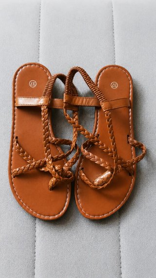 Sandalias planas marrones cruzadas - Talla 37