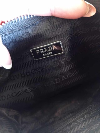 Borsa a tracolla Prada nera con pochette.