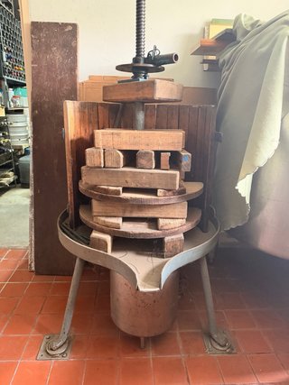 Barriles y prensa para hacer vino