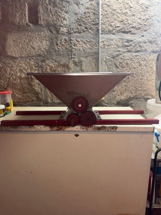 Barriles y prensa para hacer vino