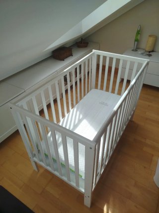 Cuna de bebé blanca con colchón