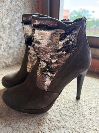 Botines grises con lentejuelas