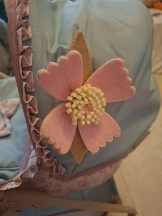 Cochecito de muñecas azul con flor
