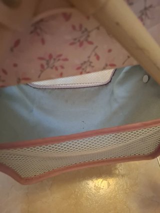 Cochecito de muñecas azul con flor