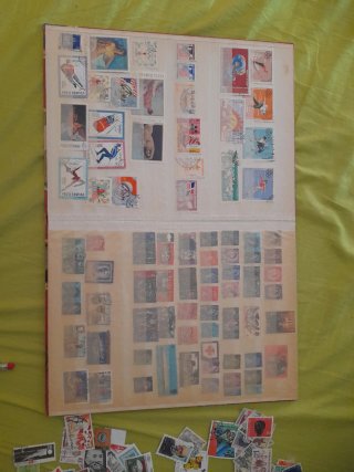 Collezione 920 francobolli mondiali