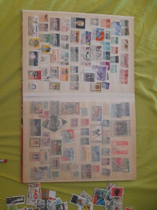 Collezione 920 francobolli mondiali
