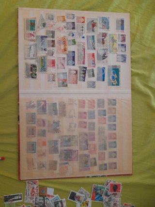 Collezione 920 francobolli mondiali