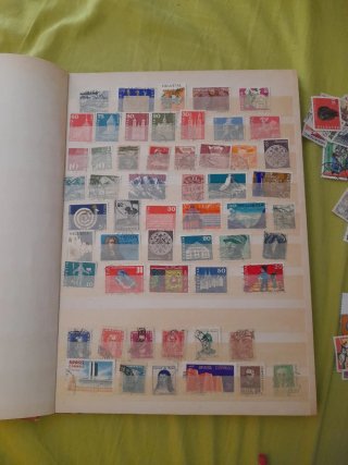 Collezione 920 francobolli mondiali