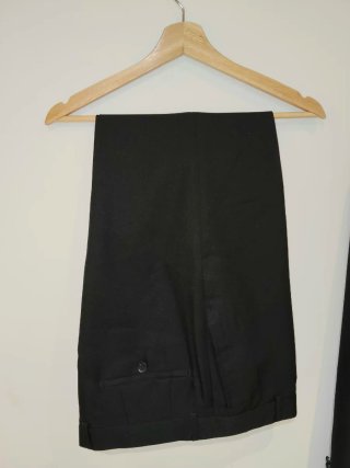Traje negro celebración una puesta.