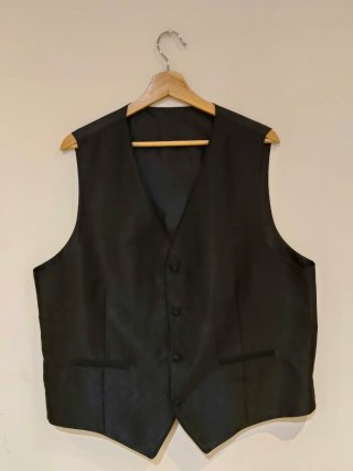 Traje negro celebración una puesta.