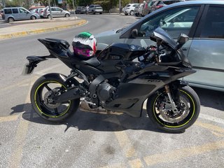 Yamaha R9 Negra Deportiva