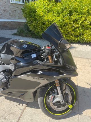 Yamaha R9 Negra Deportiva