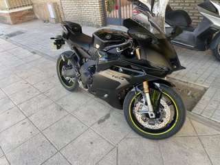 Yamaha R9 Negra Deportiva