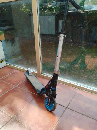 Patinete infantil azul y plateado