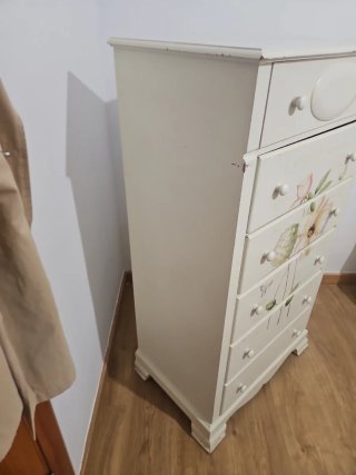 Cómoda blanca con flores