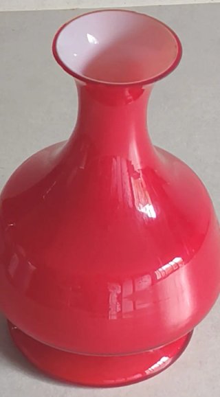 Jarrón de cristal rojo opalino