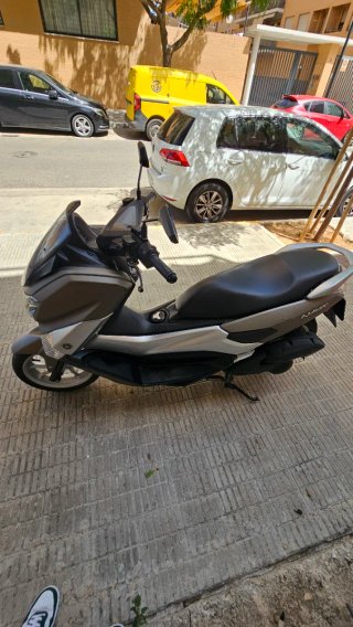 Yamaha NMAX Maxi Scooter Gris/Plata