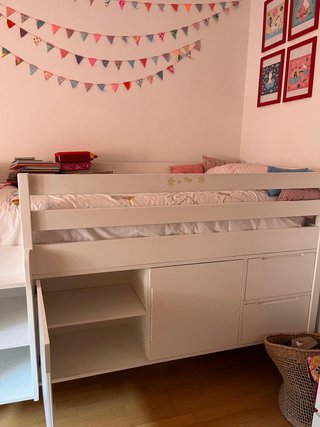 Cama juvenil blanca con almacenamiento