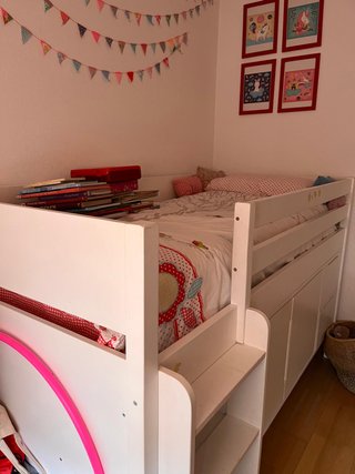 Cama juvenil blanca con almacenamiento