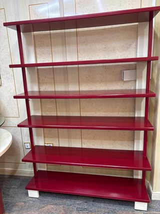 Estantería madera roja carpintería