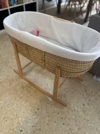 Moisés de mimbre con soporte