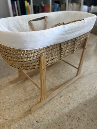 Moisés de mimbre con soporte