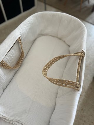 Moisés de mimbre con soporte