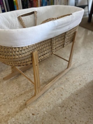 Moisés de mimbre con soporte