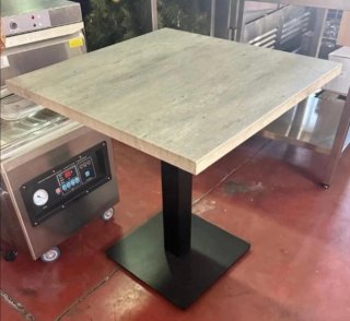 Mesa cuadrada seminueva