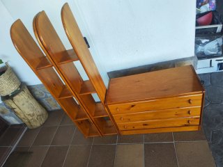 Mueble bajo y 2 estanterías de madera