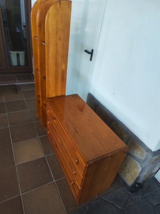 Mueble bajo y 2 estanterías de madera