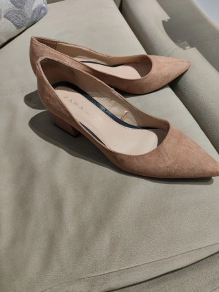 Zapatos de tacón bajo Zara beige