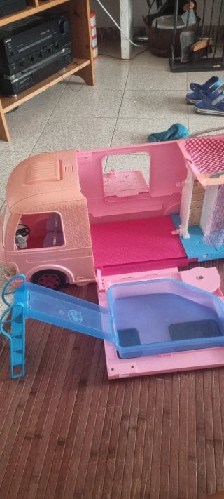 Autocaravana de juguete rosa