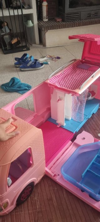 Autocaravana de juguete rosa