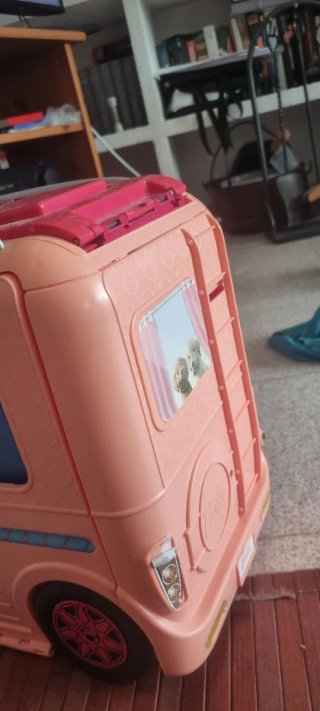 Autocaravana de juguete rosa
