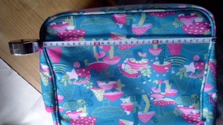 Mochila escolar Gabol azul y fucsia. Estampado