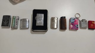 Raccolta di accendini Zippo e altri