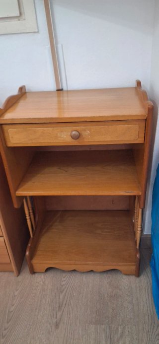 Mesa auxiliar de madera